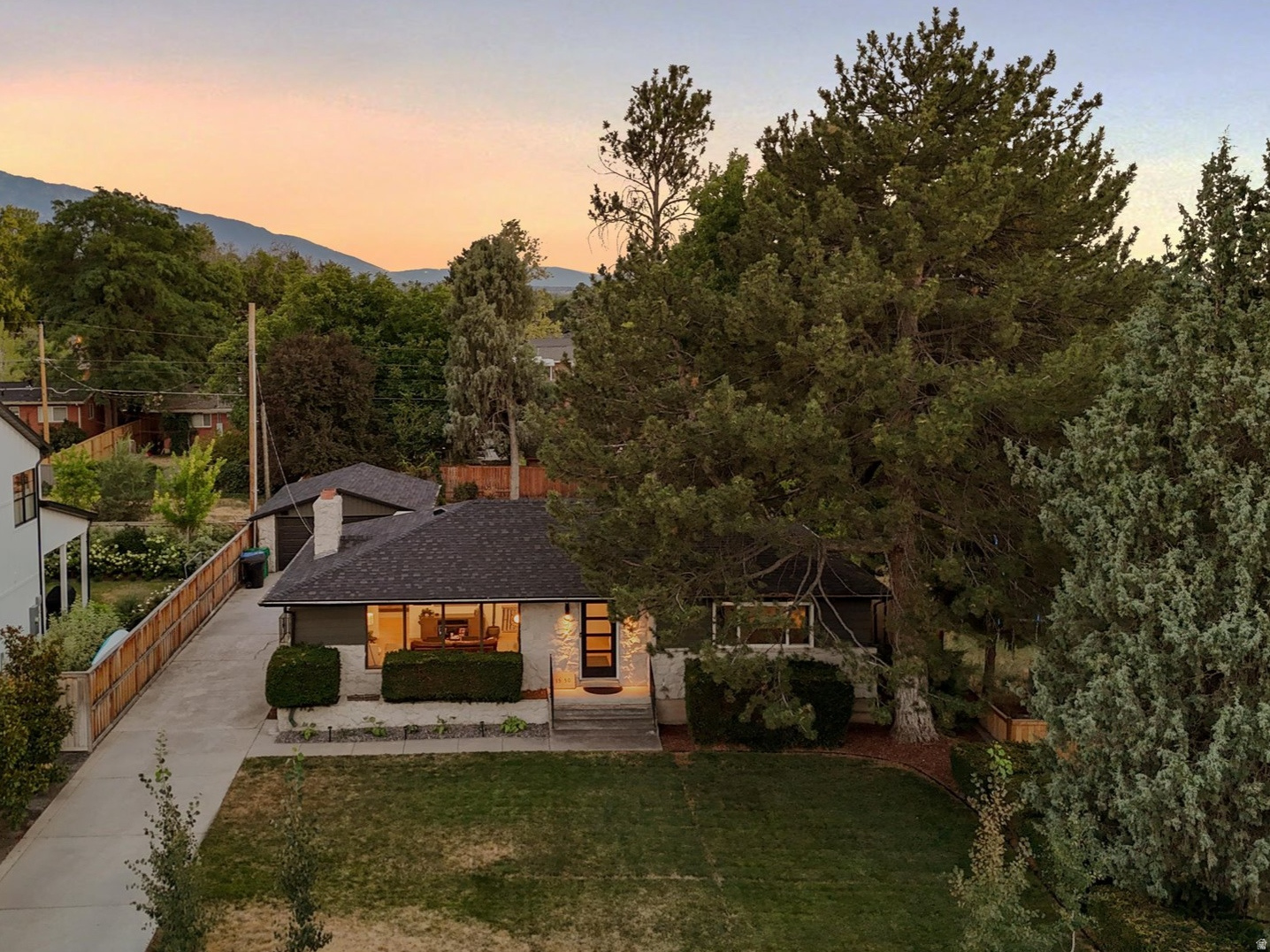 1550 E TREEVIEW DR
