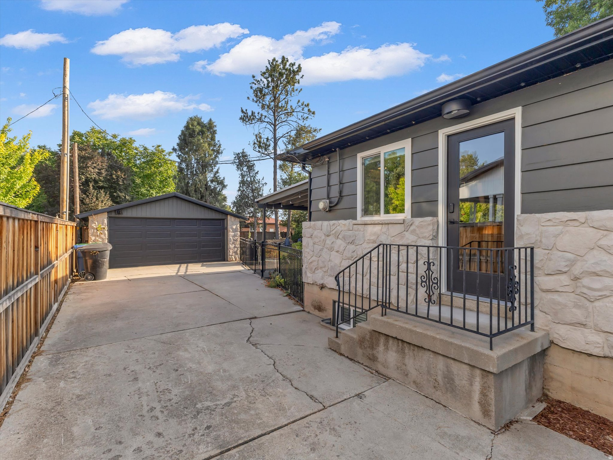 1550 E TREEVIEW DR