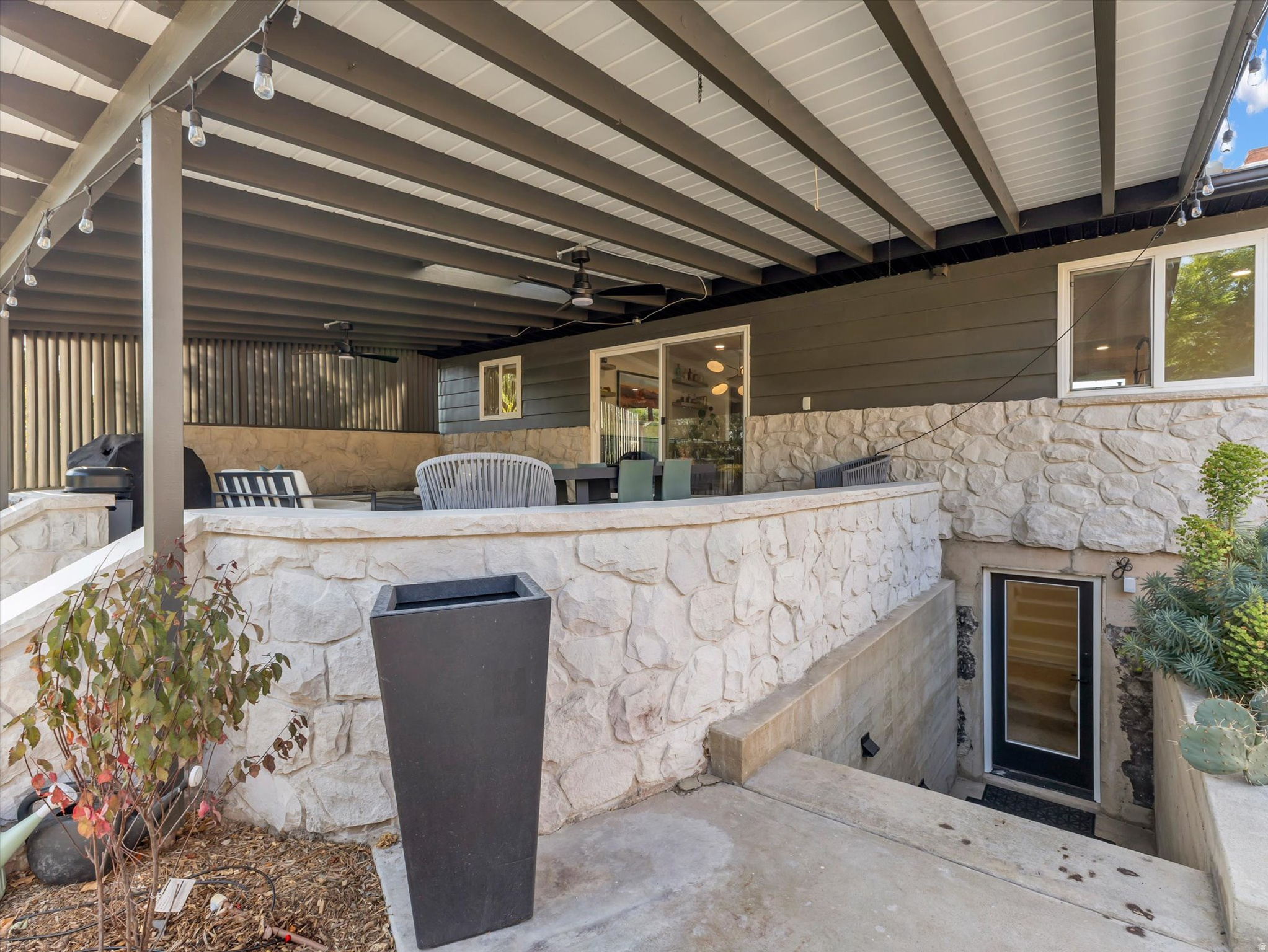 1550 E TREEVIEW DR