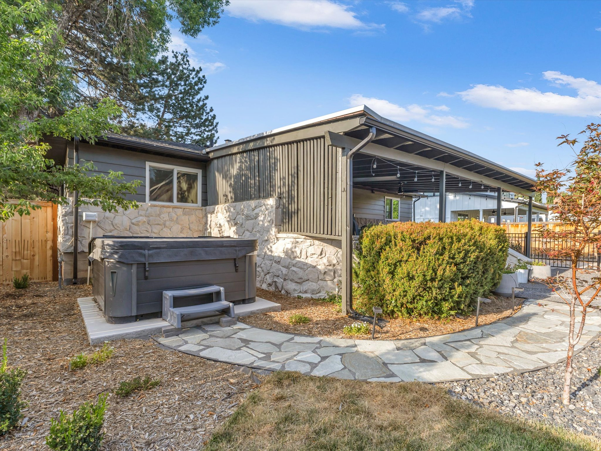 1550 E TREEVIEW DR