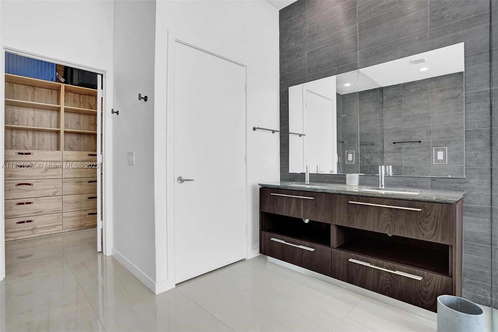 480 NE 31st St Unit: PH5004