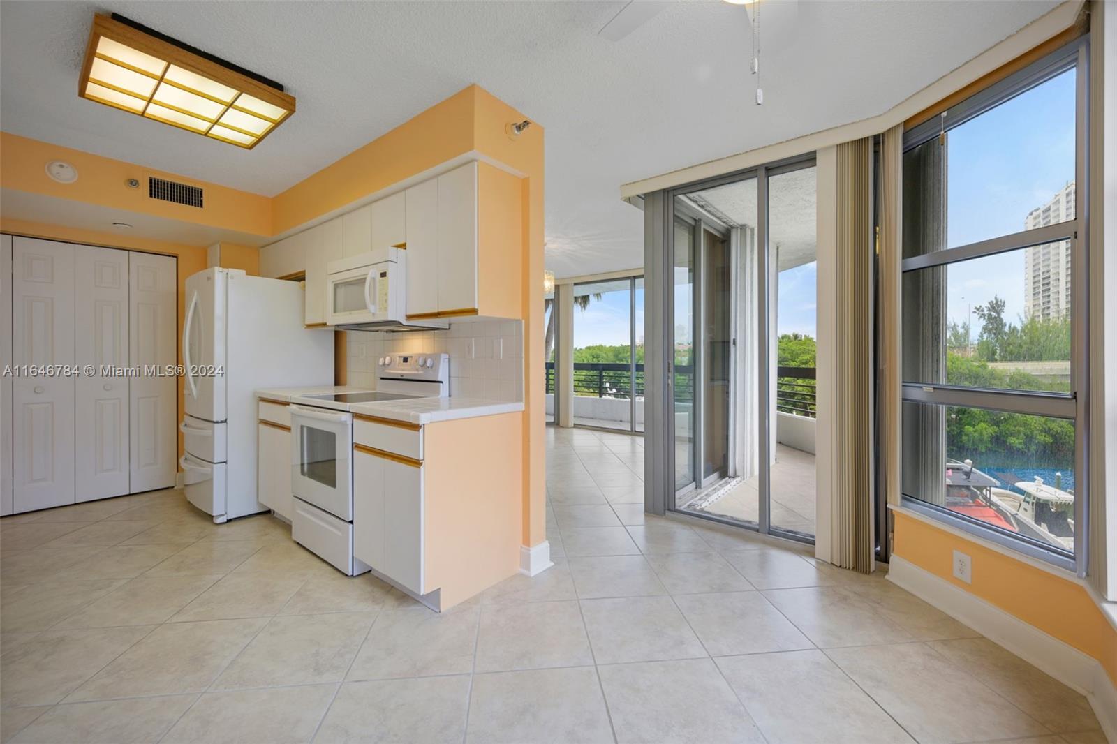 3500 Mystic Pointe Dr # 305