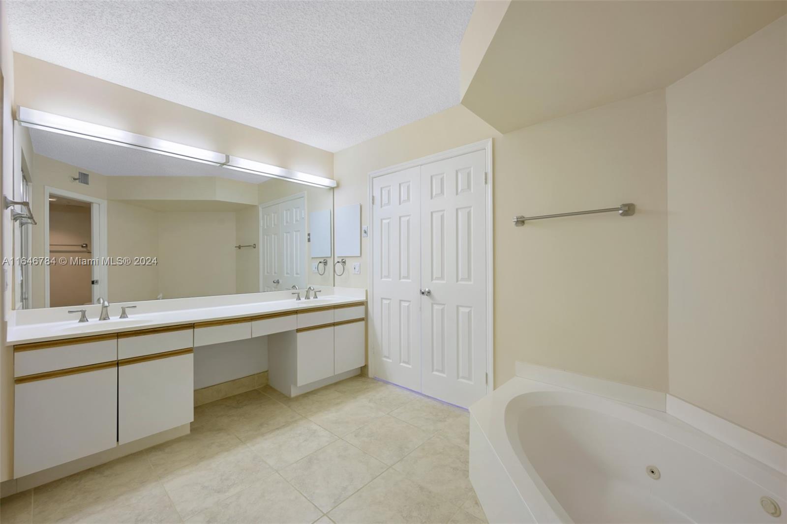 3500 Mystic Pointe Dr # 305