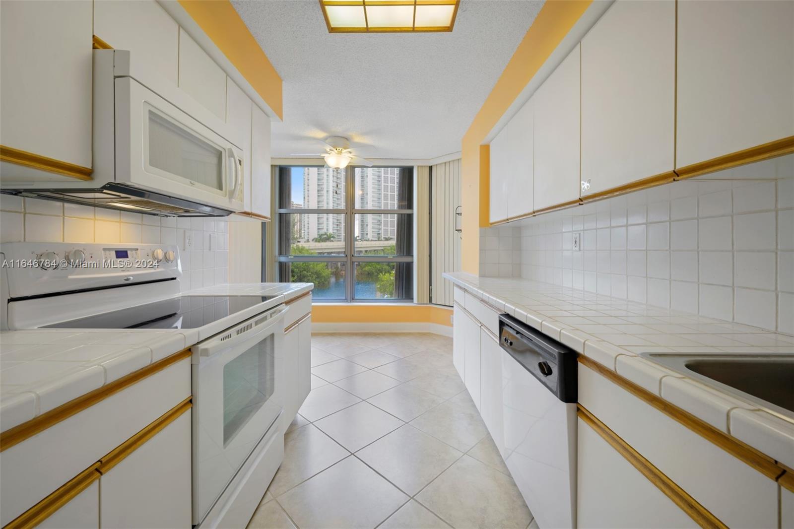 3500 Mystic Pointe Dr # 305