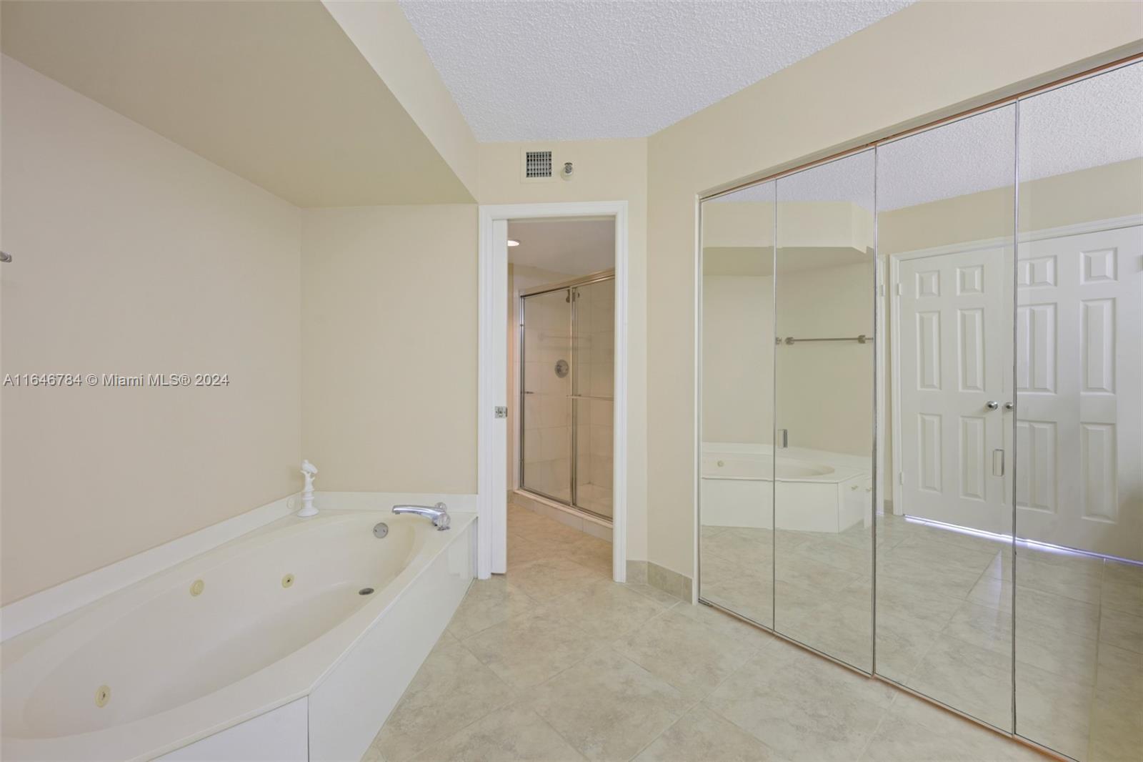 3500 Mystic Pointe Dr # 305
