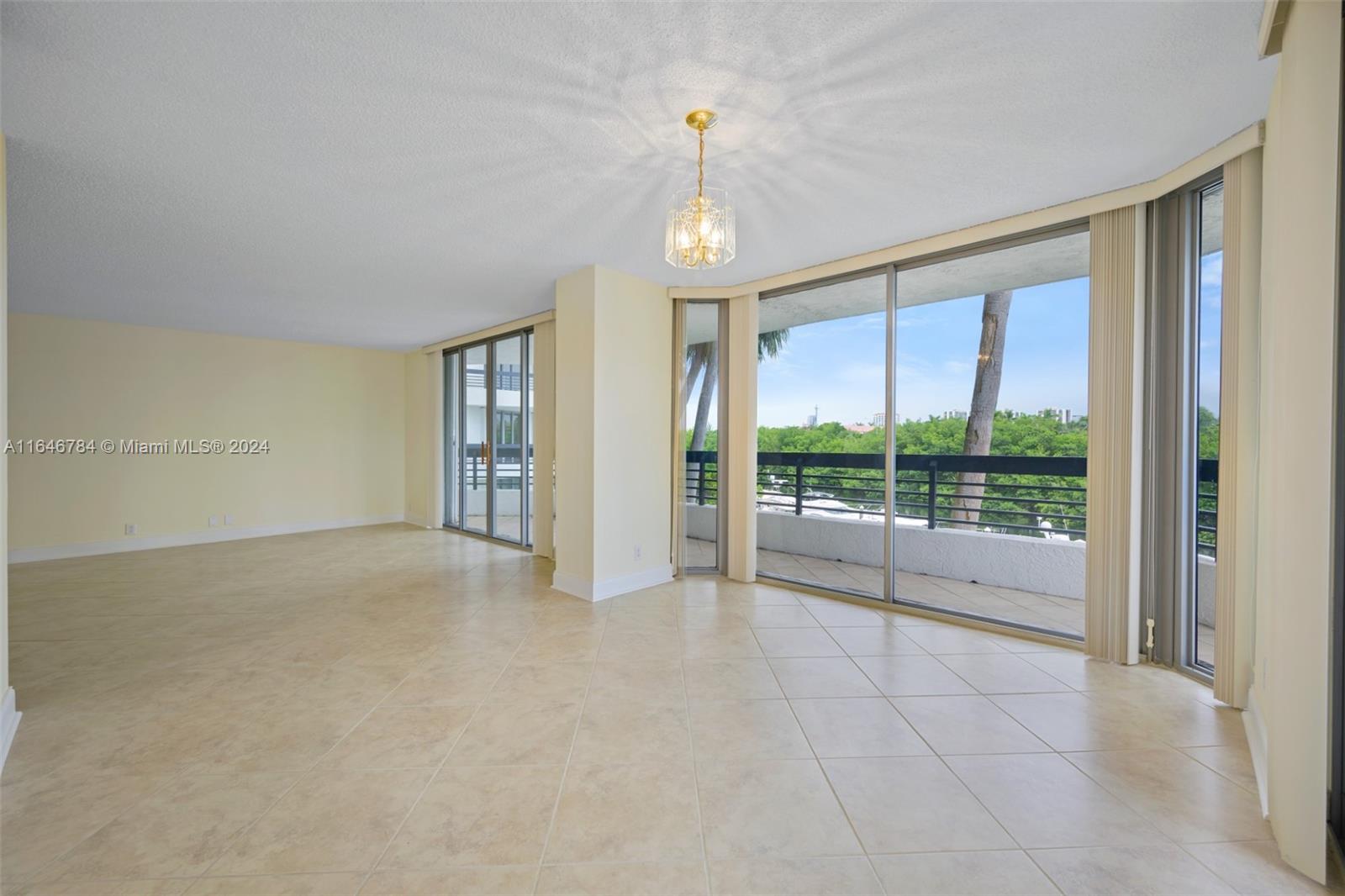 3500 Mystic Pointe Dr # 305