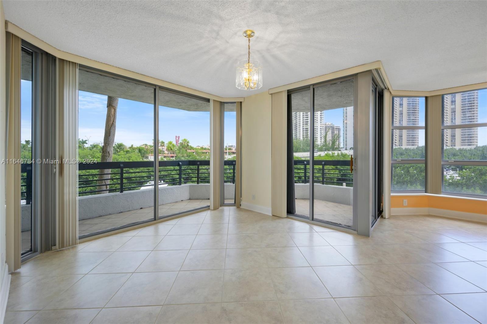 3500 Mystic Pointe Dr # 305