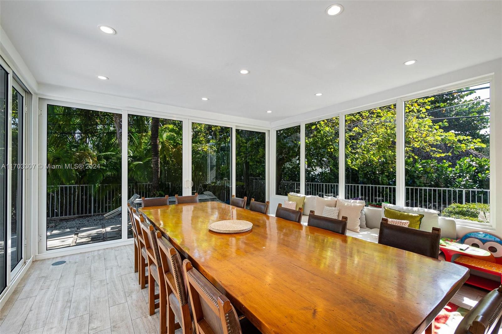 525 Ridgewood Rd