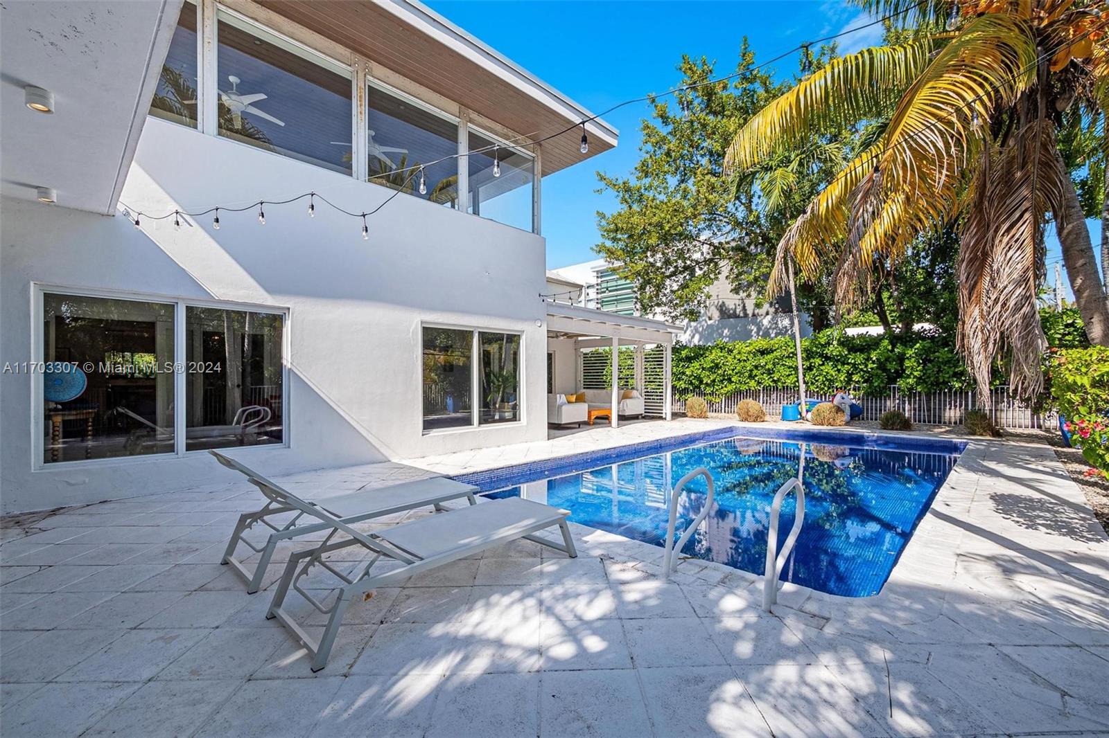 525 Ridgewood Rd