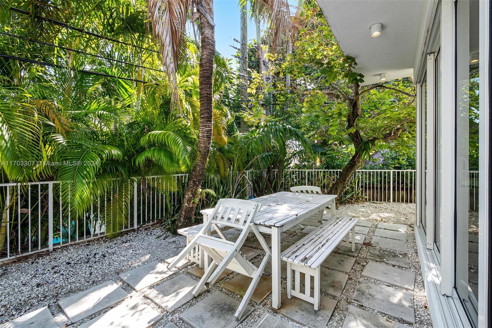 525 Ridgewood Rd