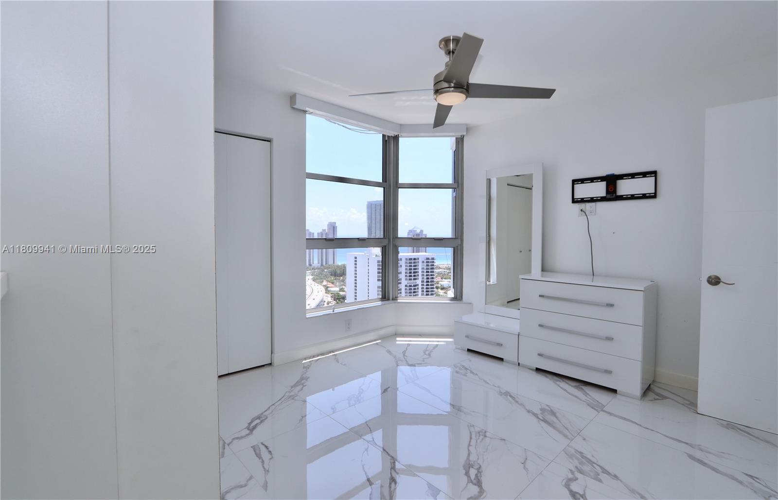 3500 Mystic Pointe Dr # 3906