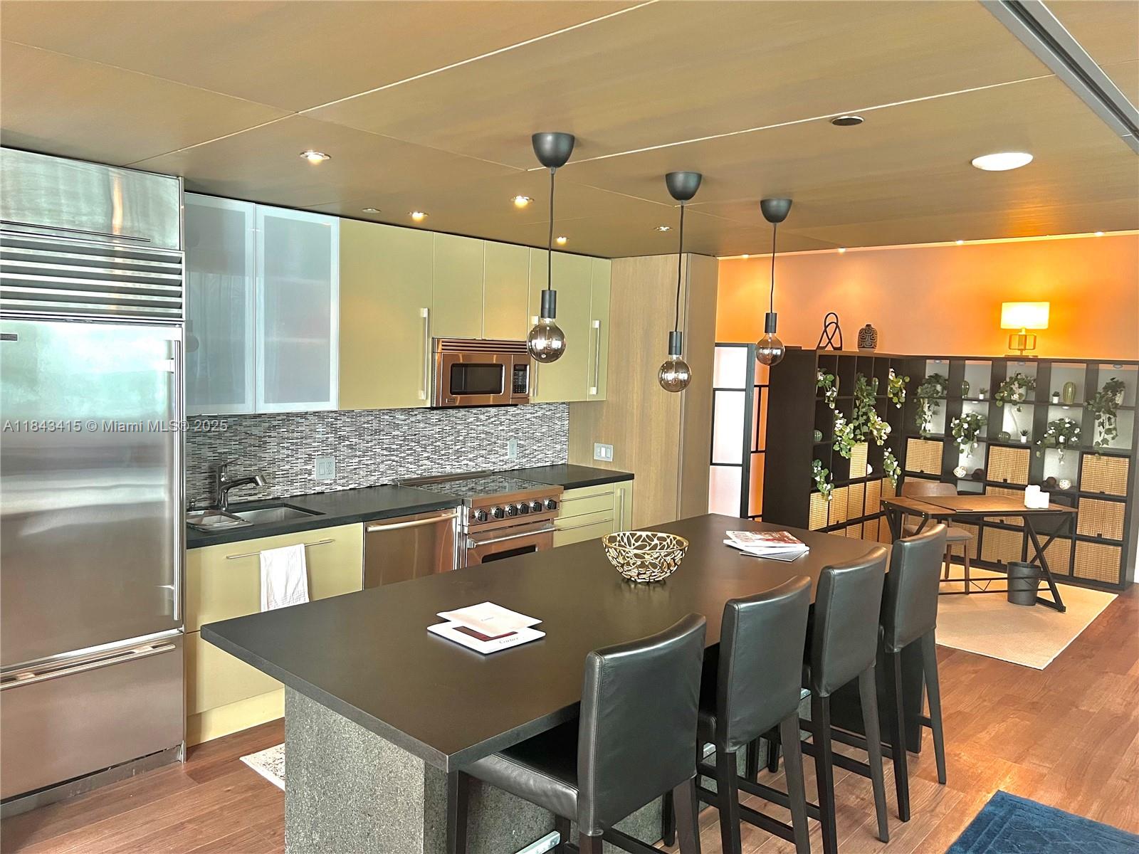 1700 Meridian Ave # 206
