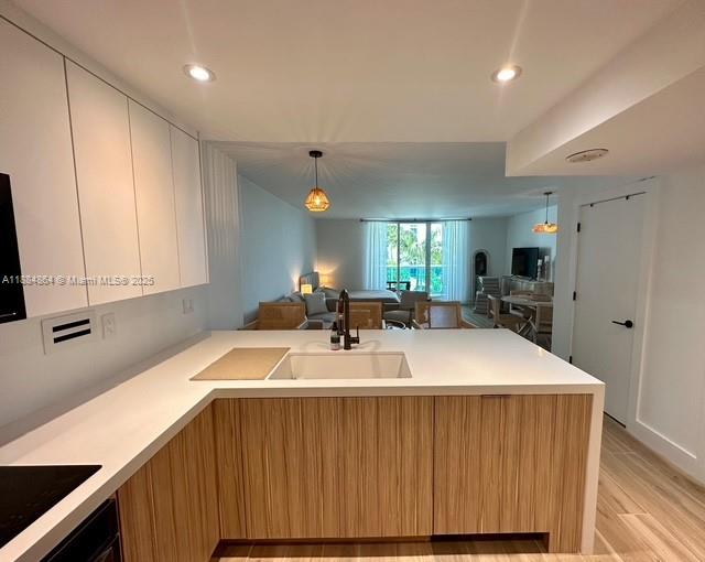 2301 Collins Ave # 511