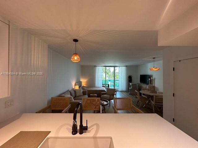 2301 Collins Ave # 511