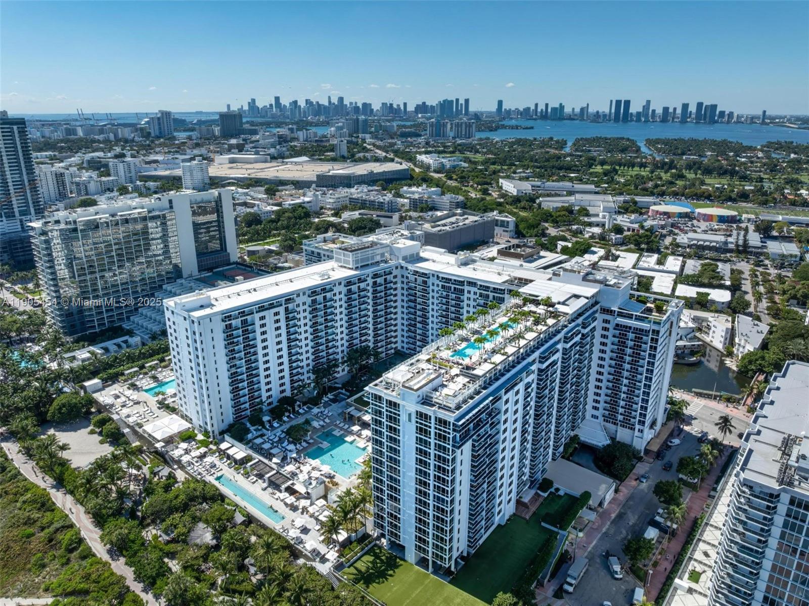 2301 Collins Ave Unit: 1414/1415