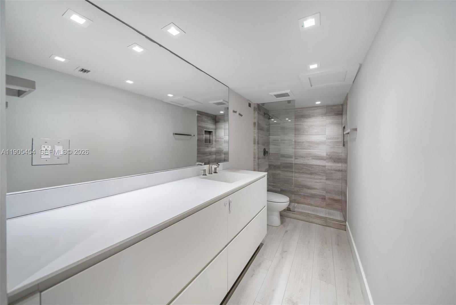 2301 Collins Ave Unit: 1414/1415