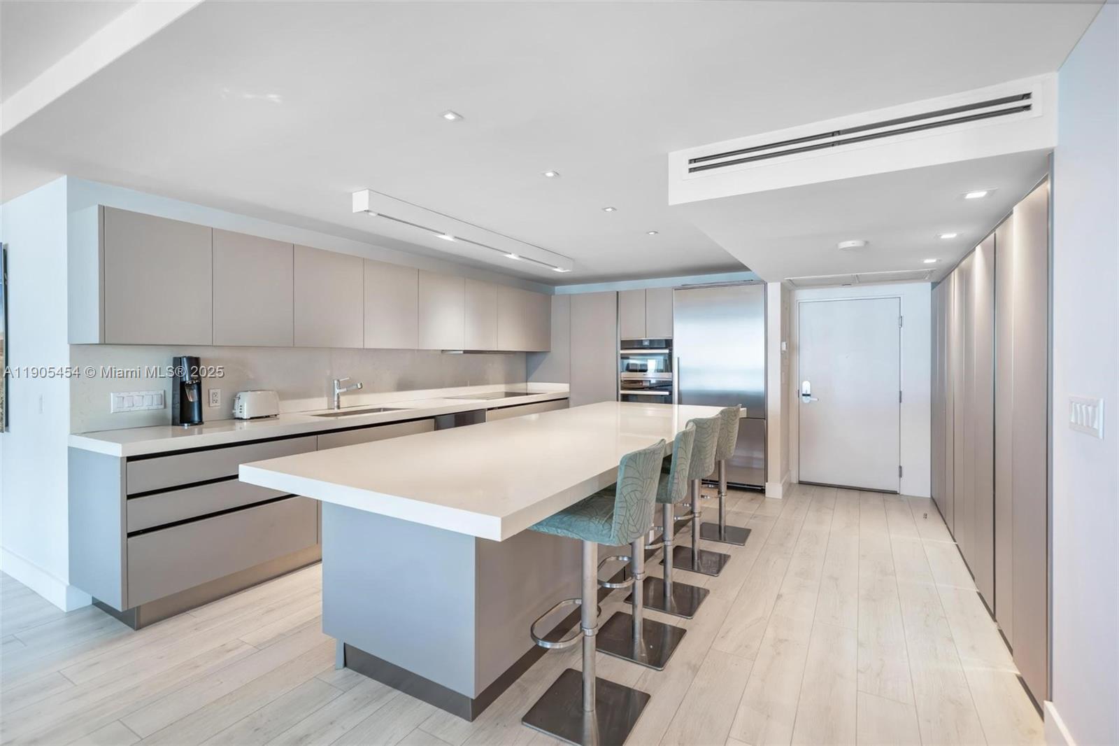 2301 Collins Ave Unit: 1414/1415