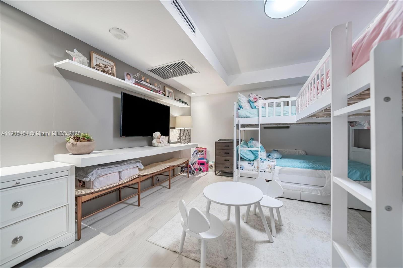 2301 Collins Ave Unit: 1414/1415