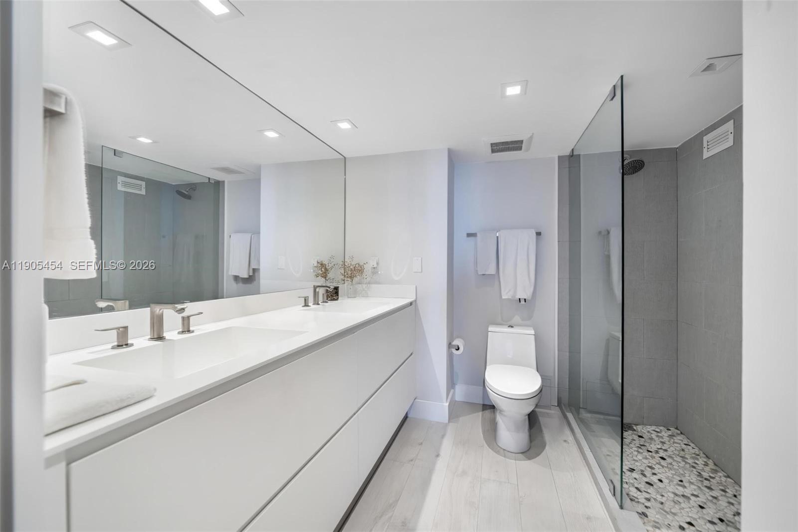 2301 Collins Ave Unit: 1414/1415