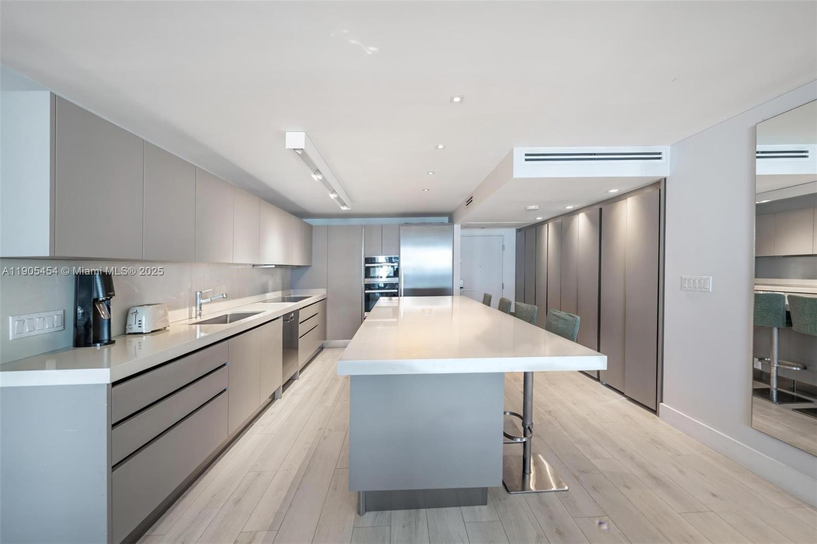 2301 Collins Ave Unit: 1414/1415