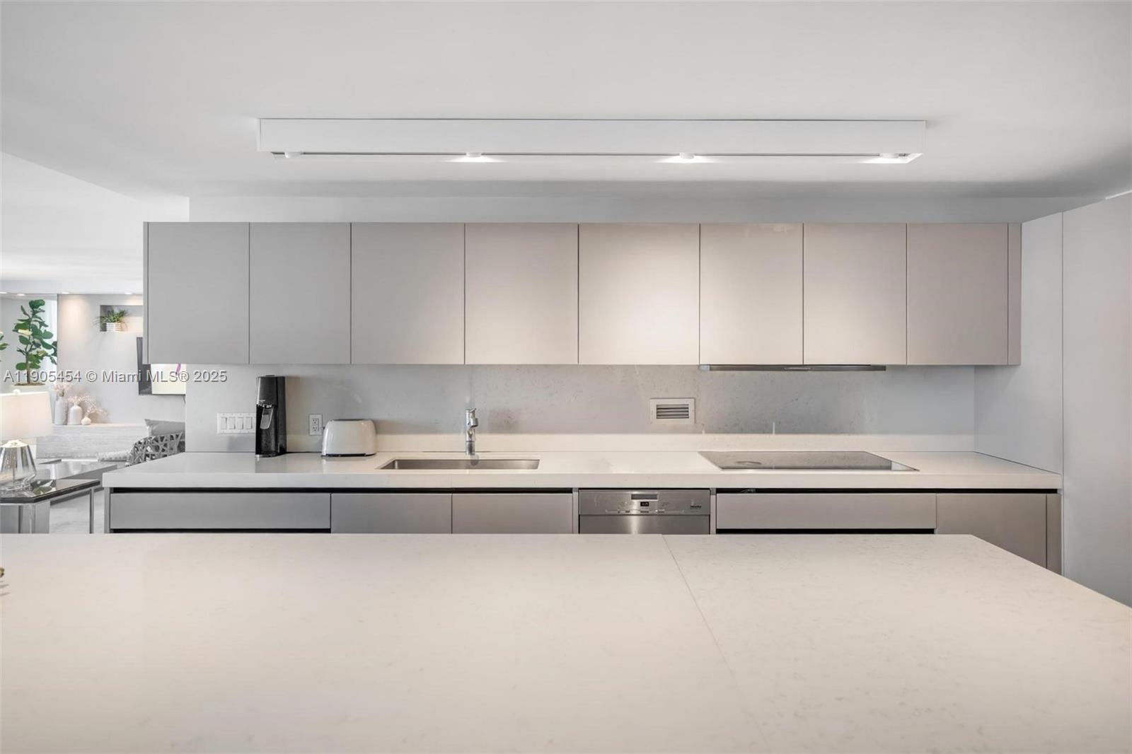 2301 Collins Ave Unit: 1414/1415