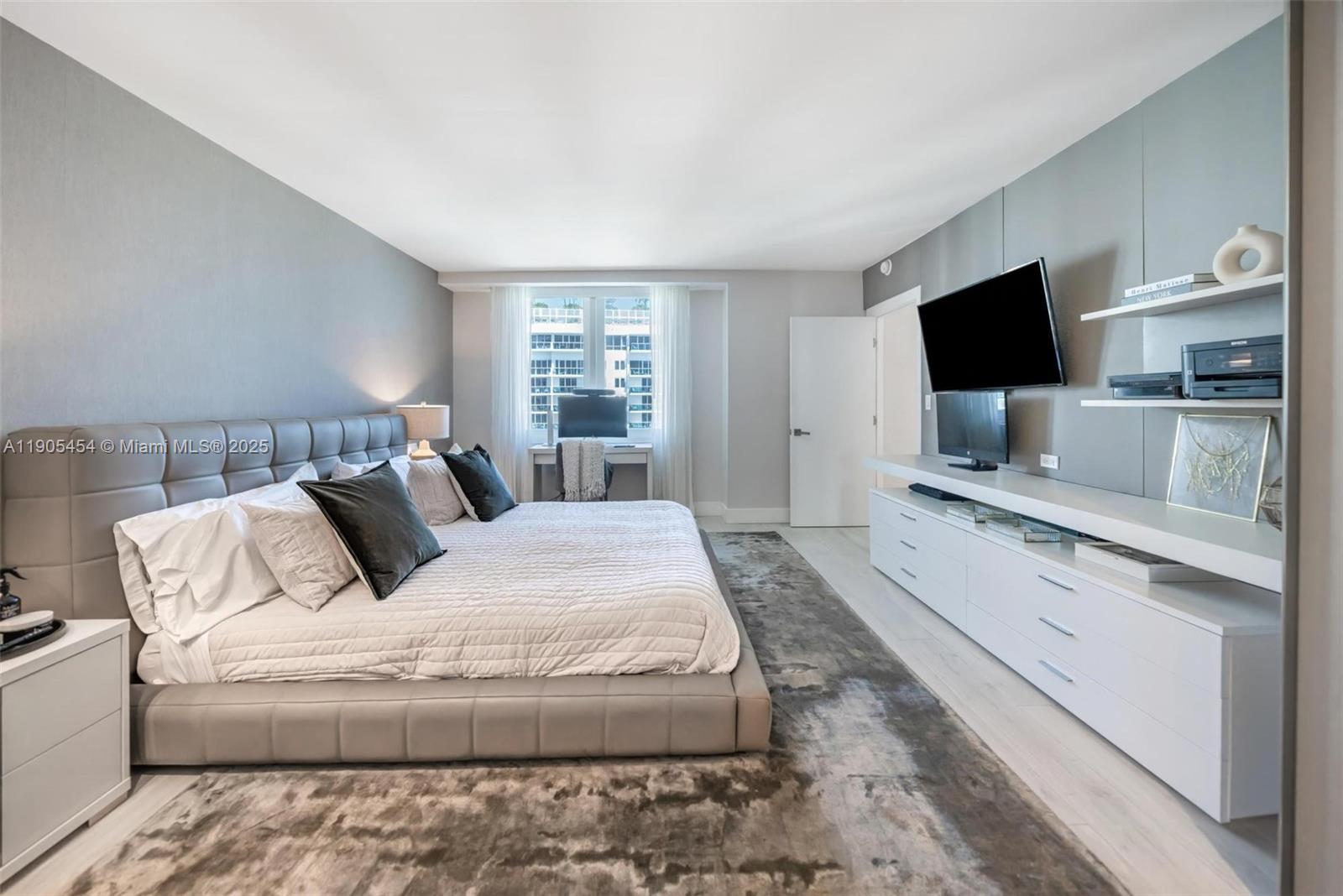 2301 Collins Ave Unit: 1414/1415