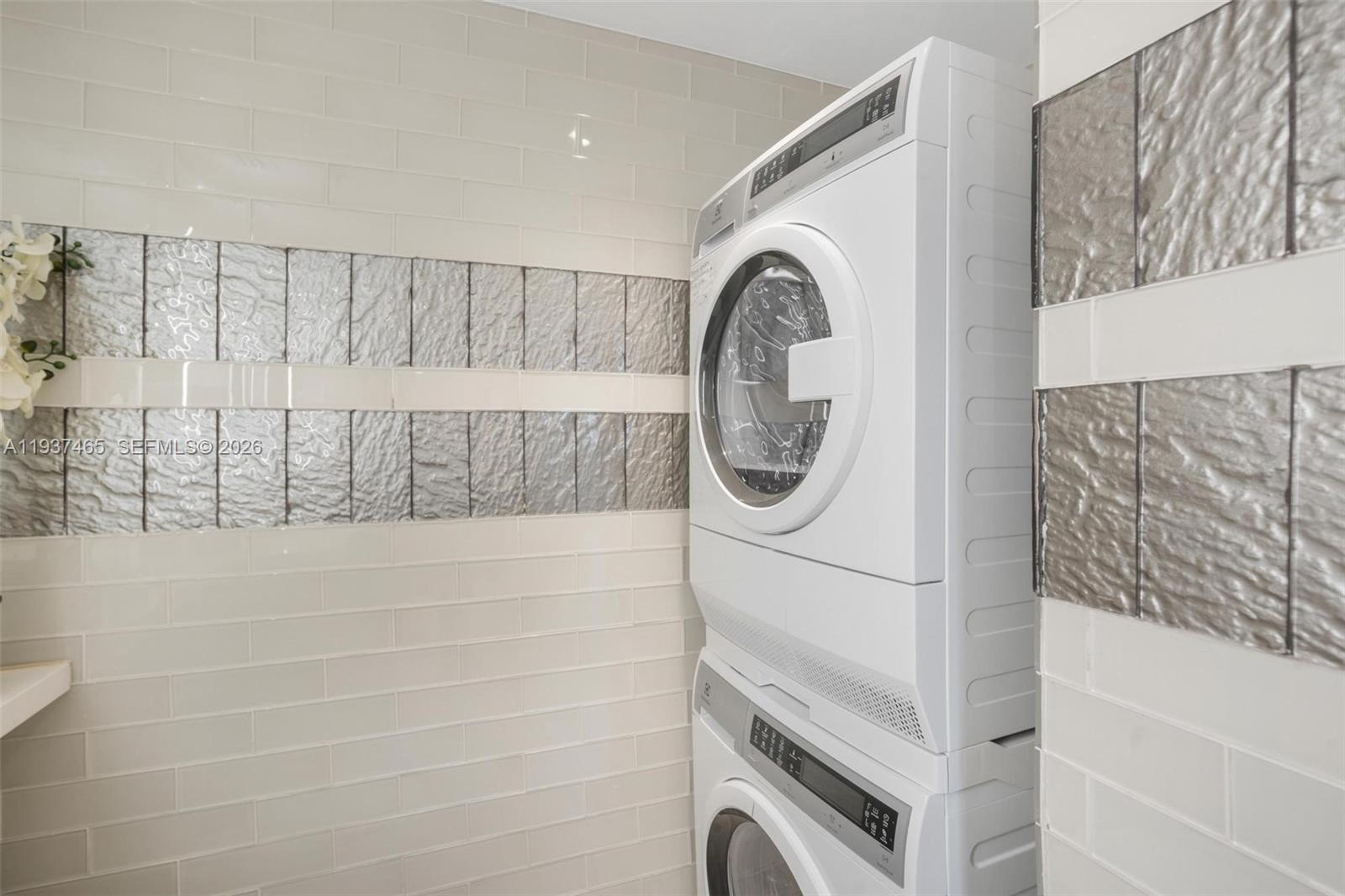 5225 Collins Ave # 1221