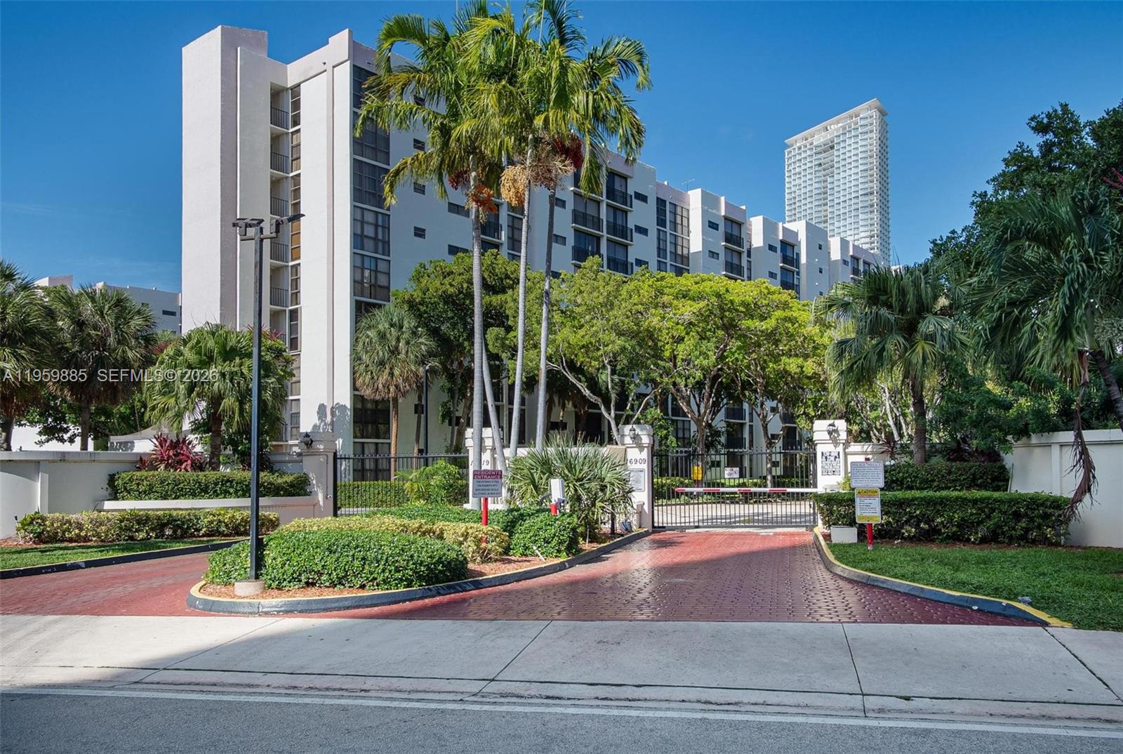 16909 N Bay Rd # 305