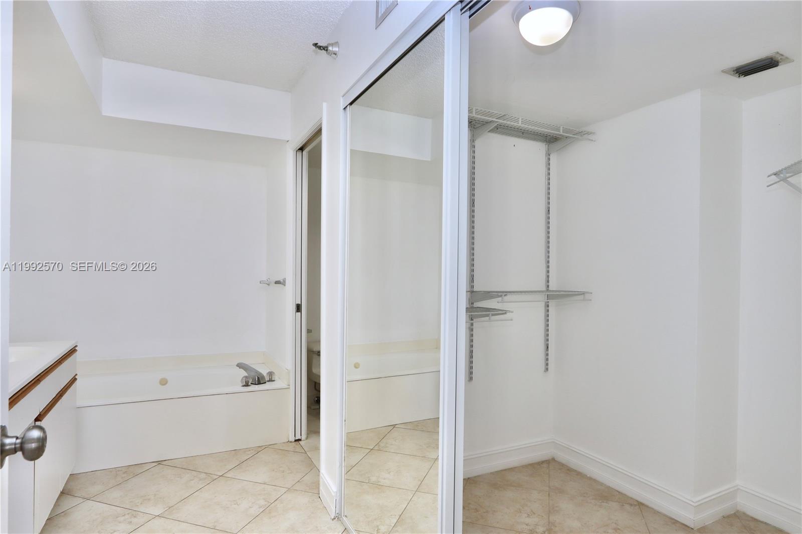 3500 Mystic Pointe Dr # 1207