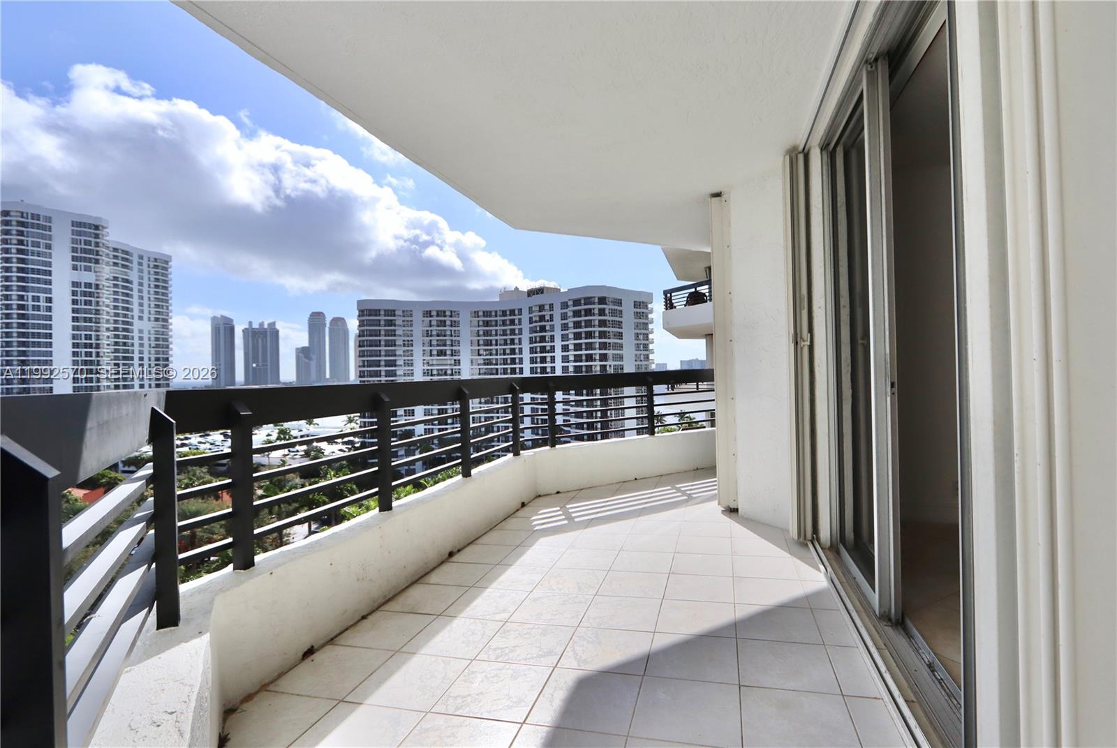 3500 Mystic Pointe Dr # 1207