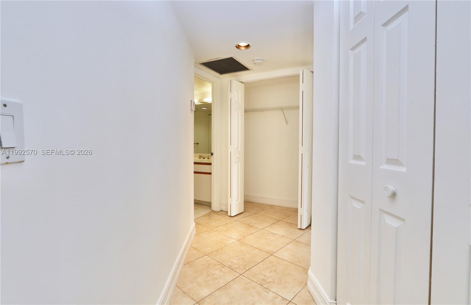 3500 Mystic Pointe Dr # 1207