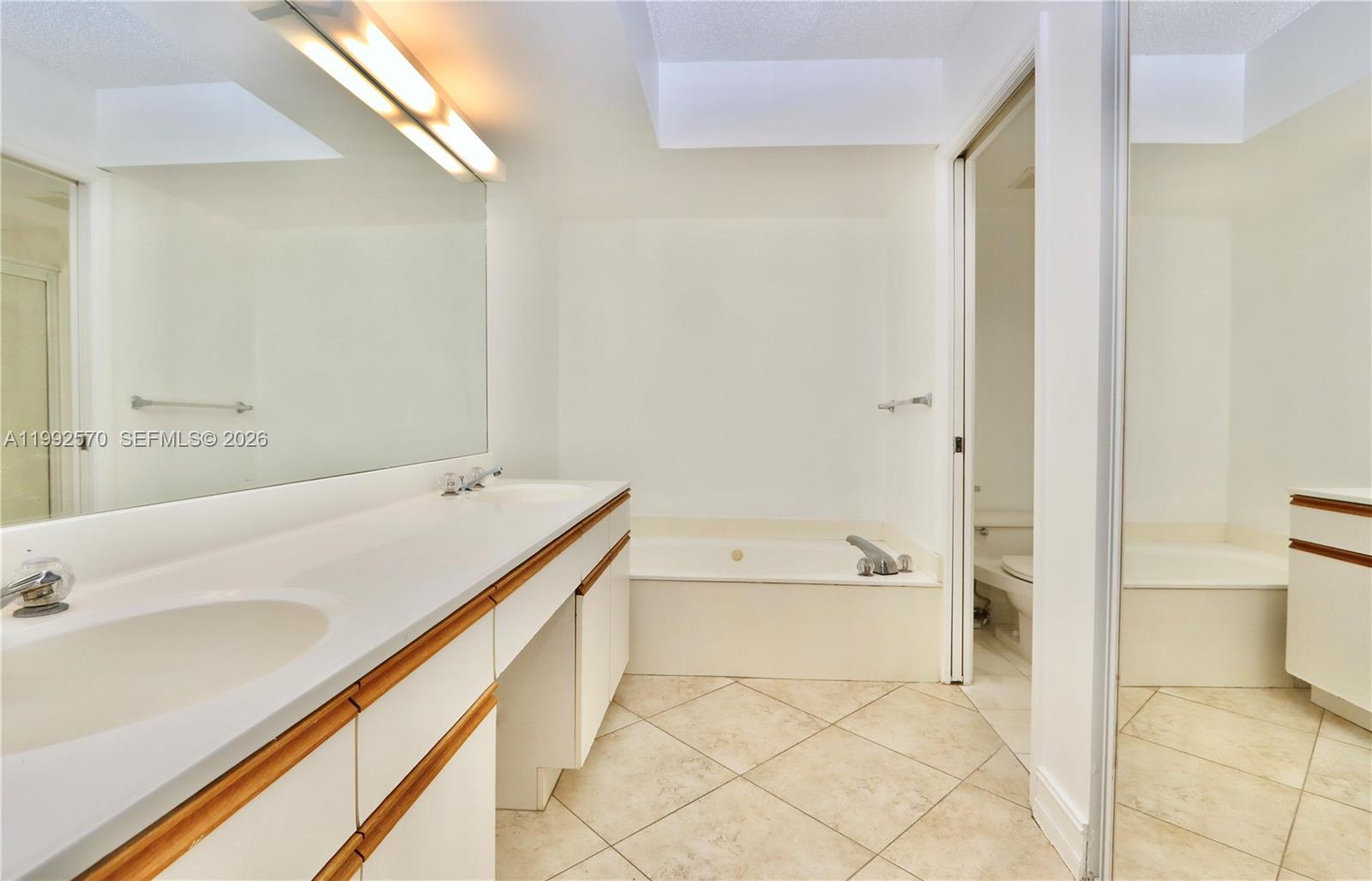 3500 Mystic Pointe Dr # 1207