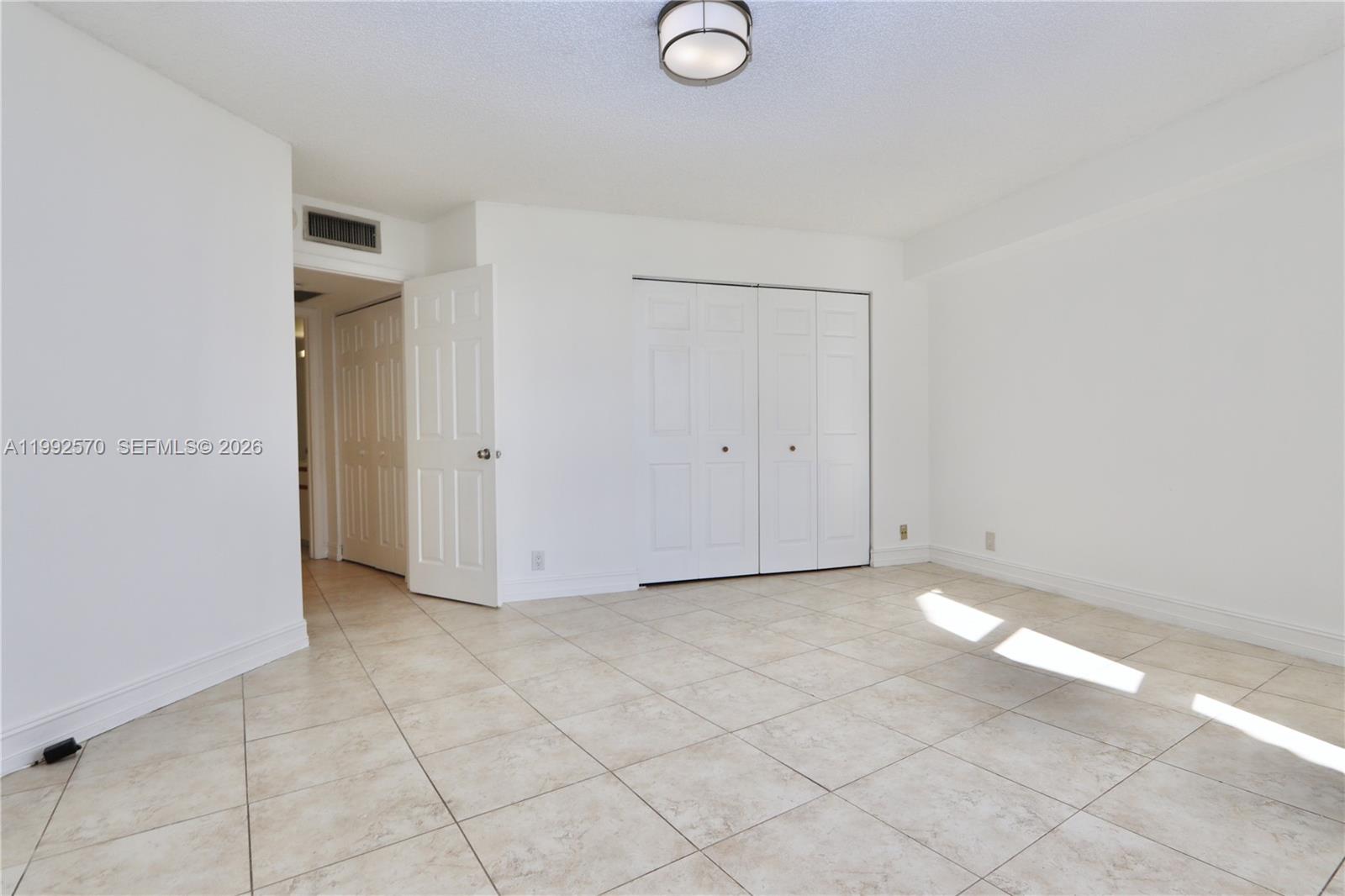 3500 Mystic Pointe Dr # 1207