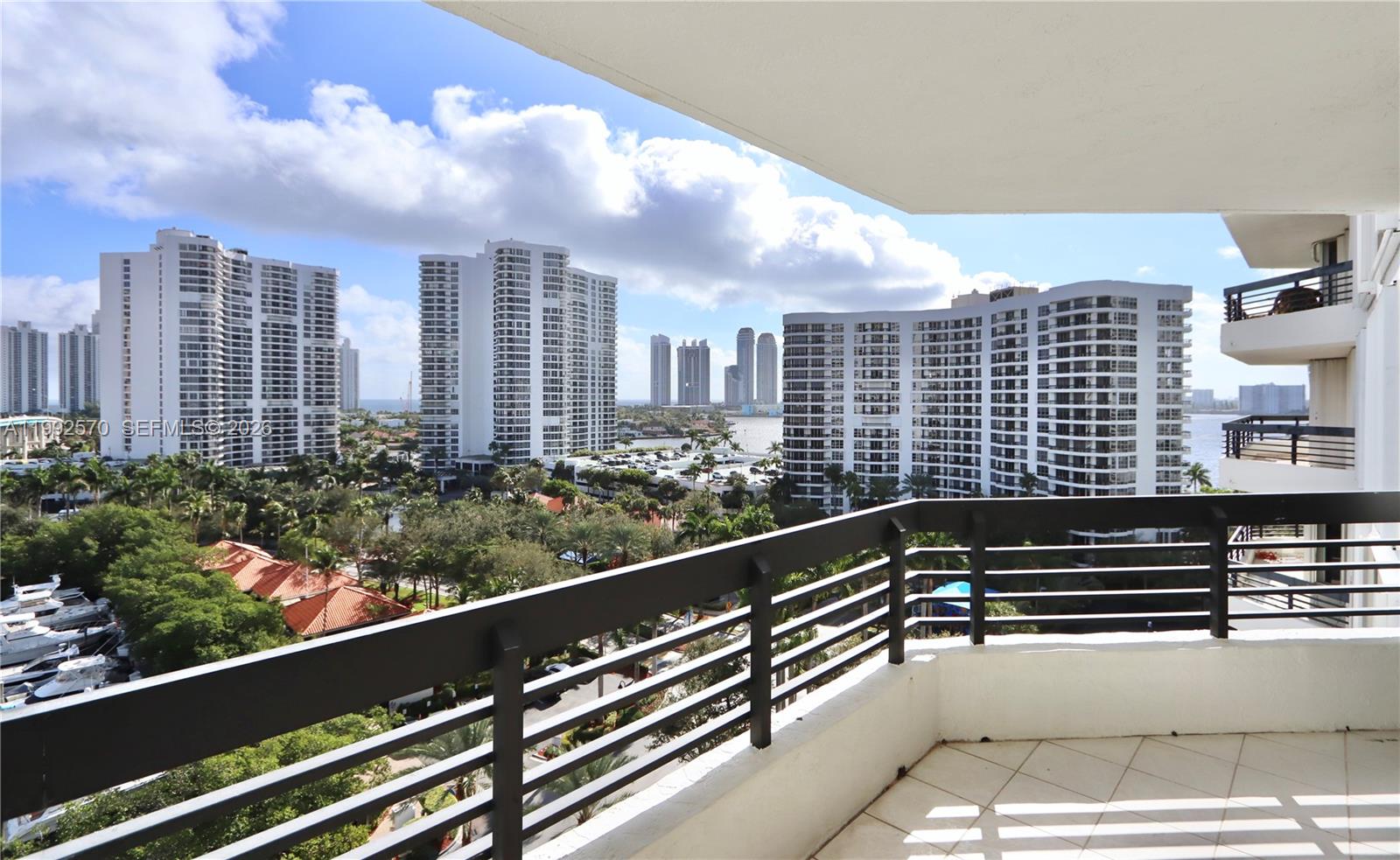 3500 Mystic Pointe Dr # 1207
