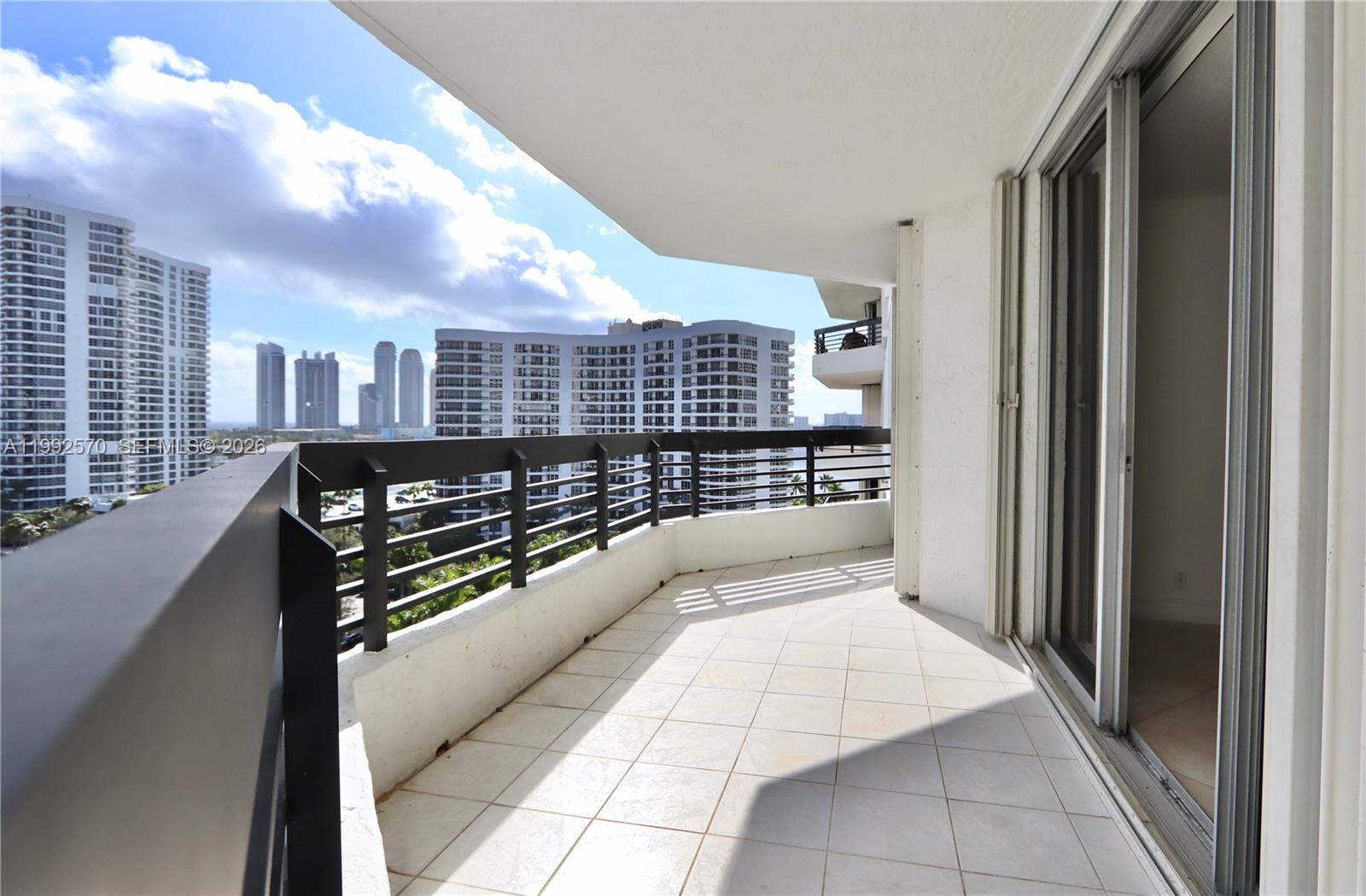 3500 Mystic Pointe Dr # 1207