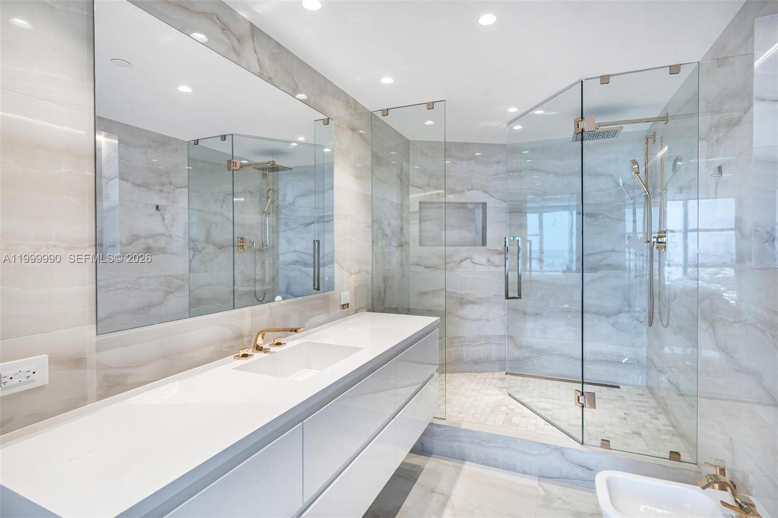 300 S Pointe Dr # 5 Unit: PH-5