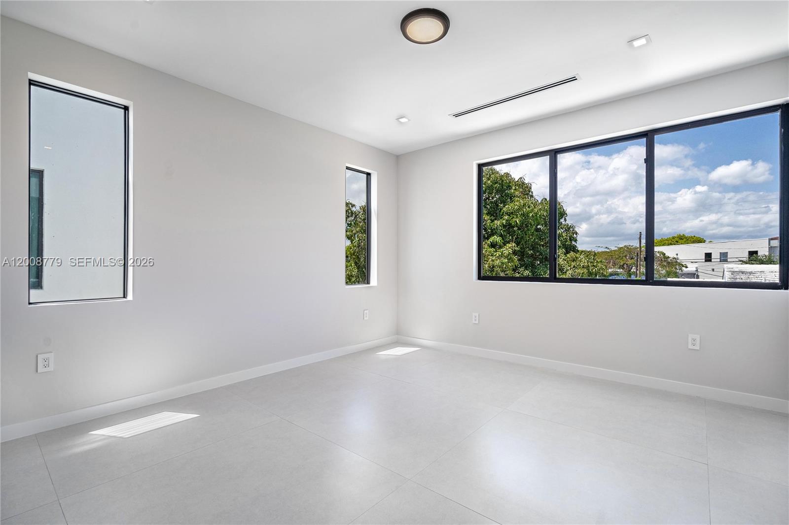 1241-2 SW 23th