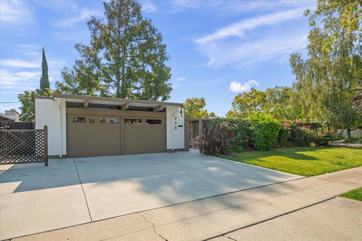 948 Brookgrove LN
