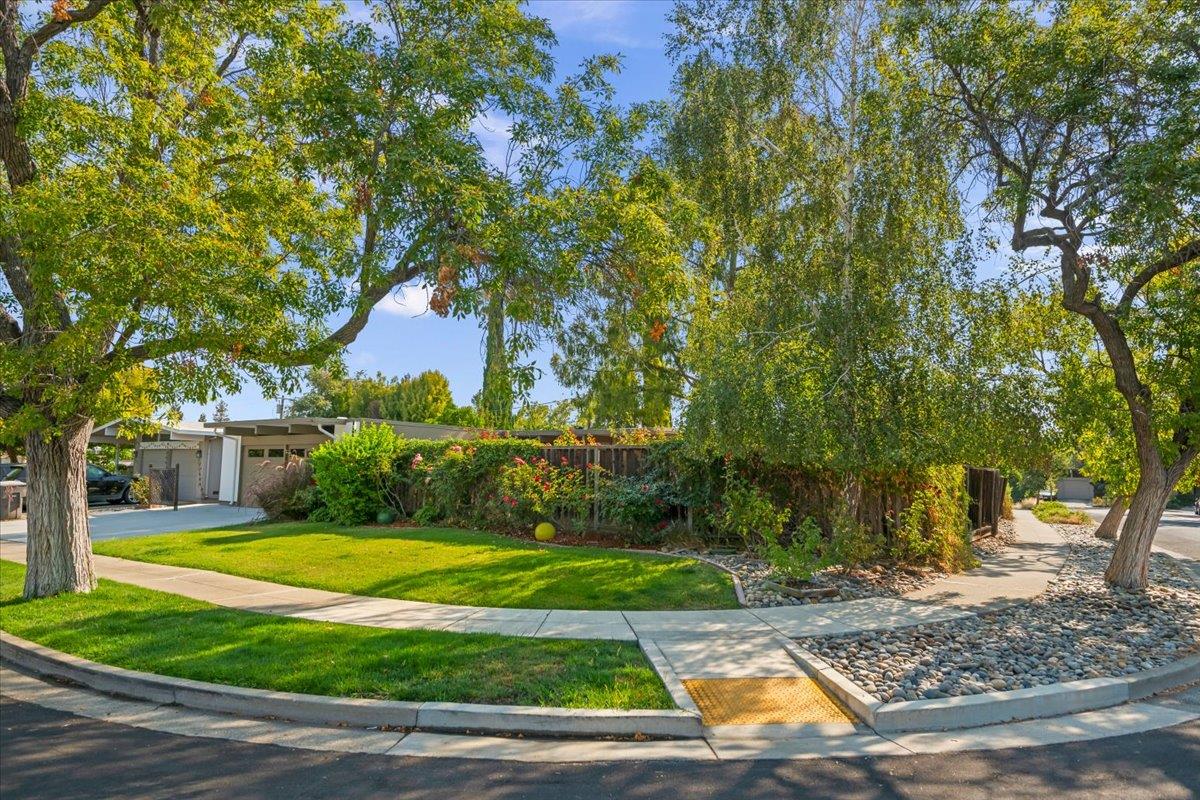 948 Brookgrove LN