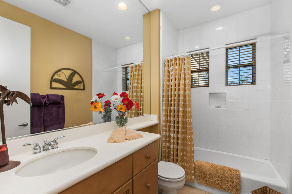 87 Avenida Lirio Blanco