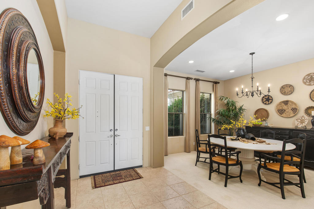 87 Avenida Lirio Blanco