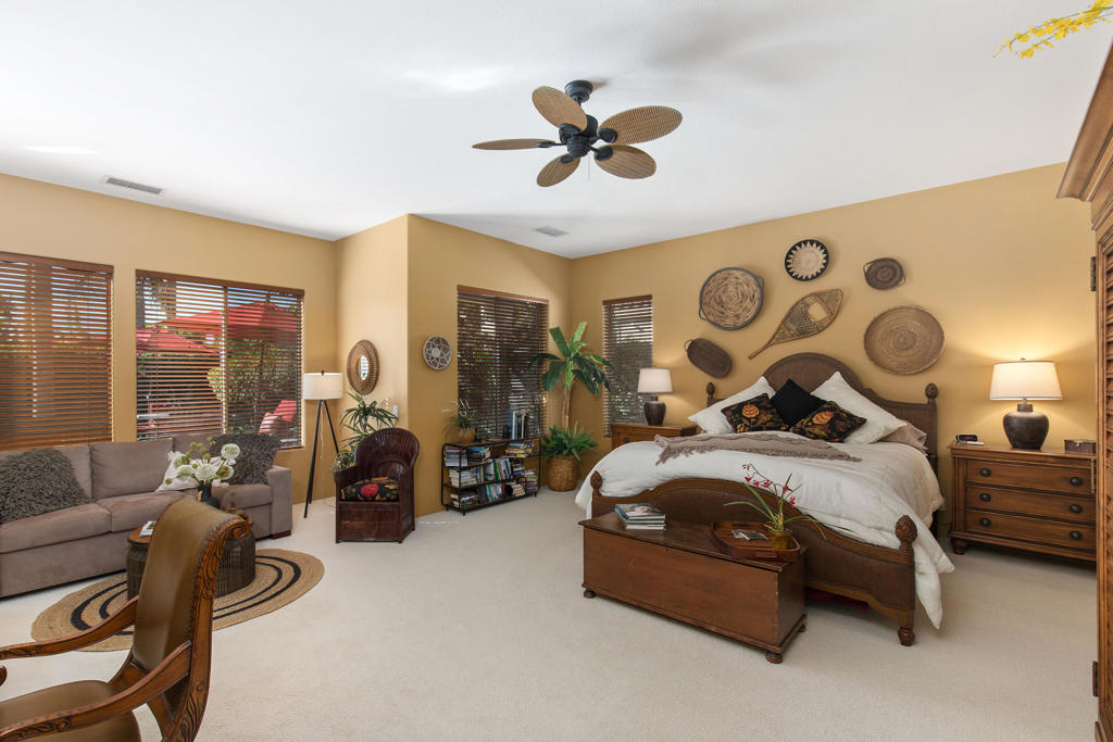 87 Avenida Lirio Blanco