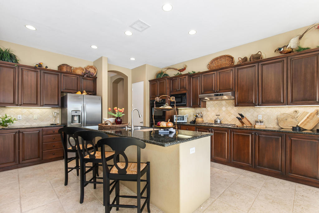 87 Avenida Lirio Blanco