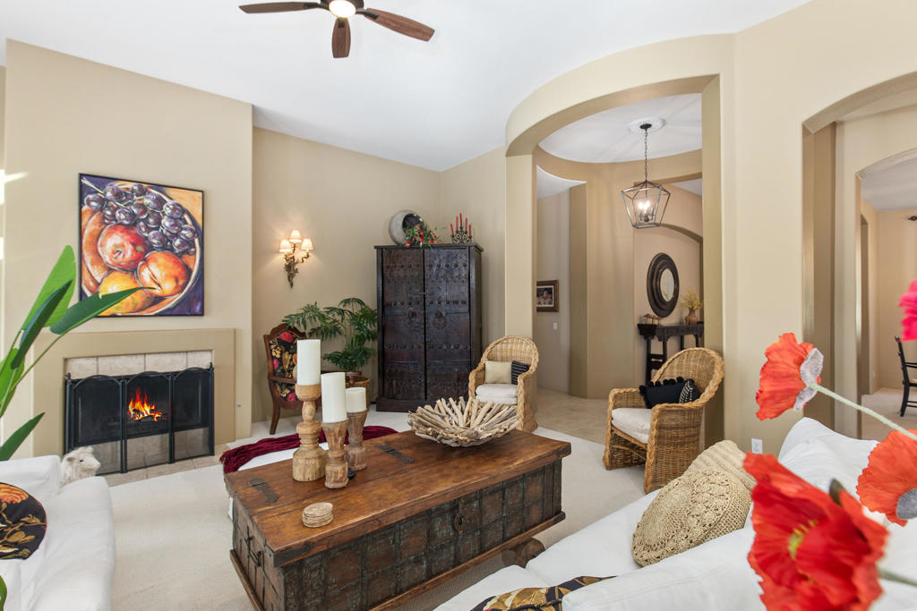 87 Avenida Lirio Blanco