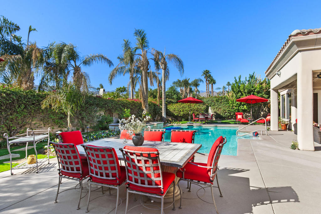 87 Avenida Lirio Blanco