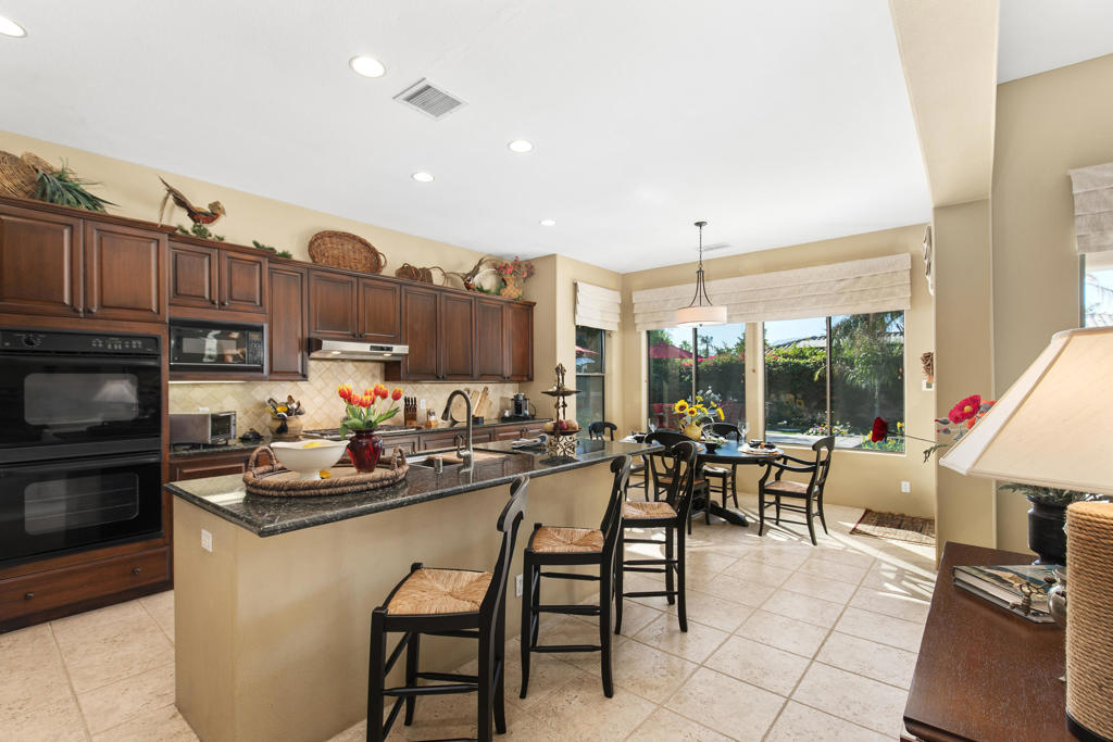 87 Avenida Lirio Blanco