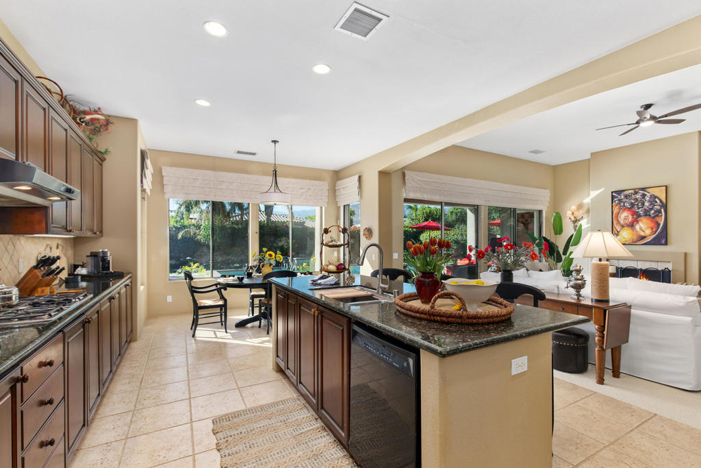 87 Avenida Lirio Blanco