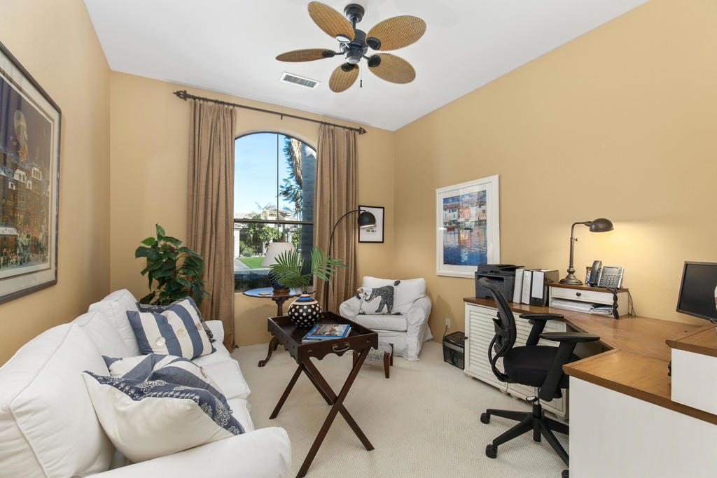 87 Avenida Lirio Blanco