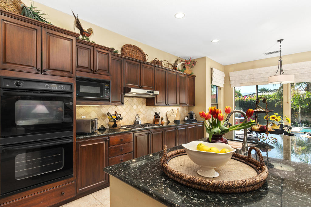 87 Avenida Lirio Blanco