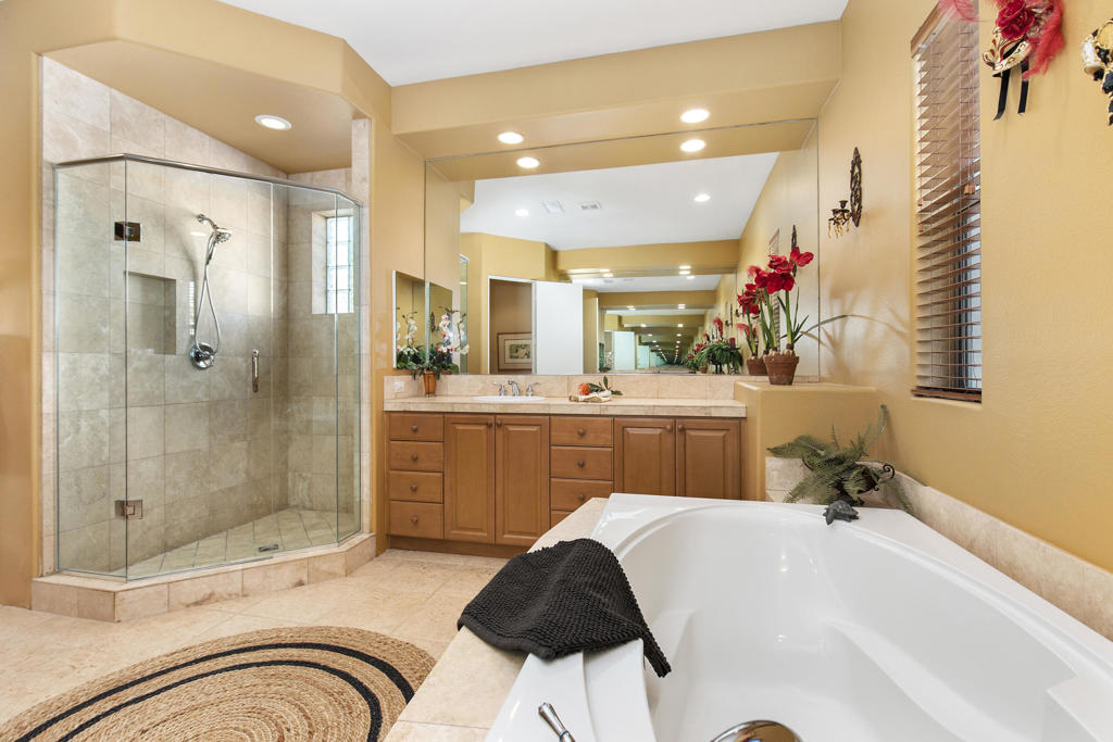 87 Avenida Lirio Blanco